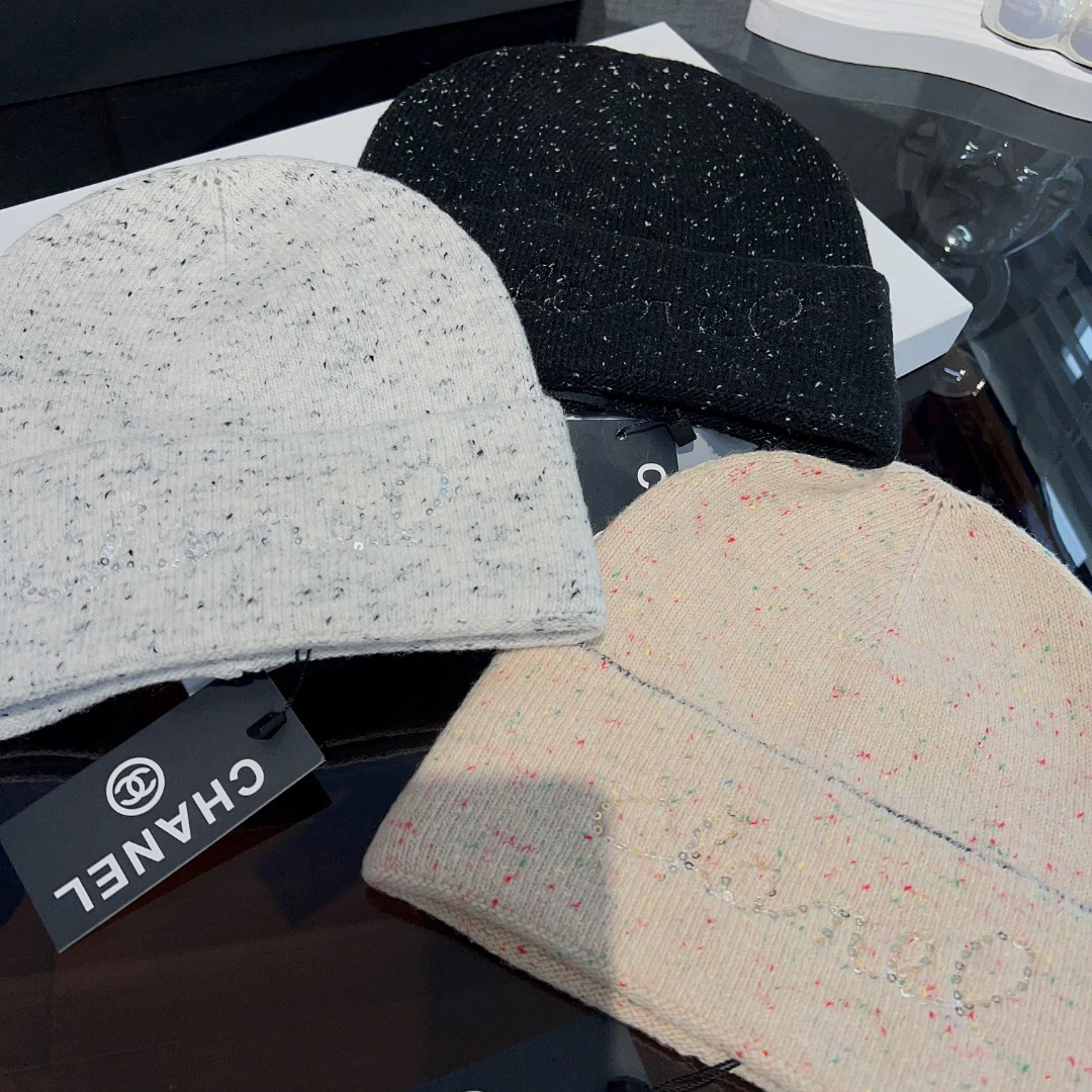Chanel - Новая вязаная шапка в горошек - Белая