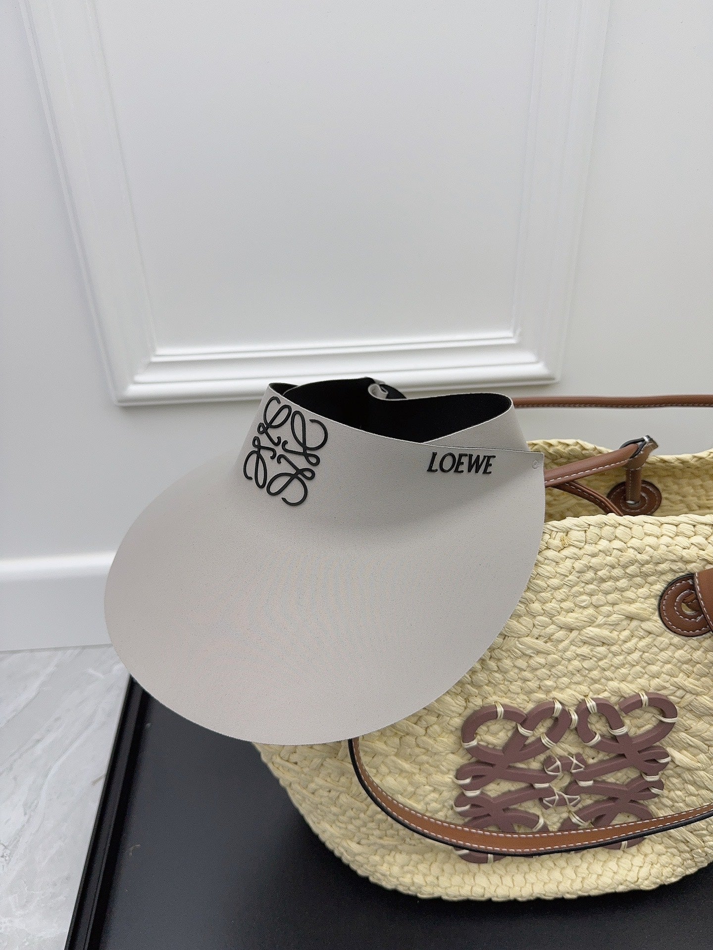 Новая модель LOEWE - бесшовная солнцезащитная шляпа