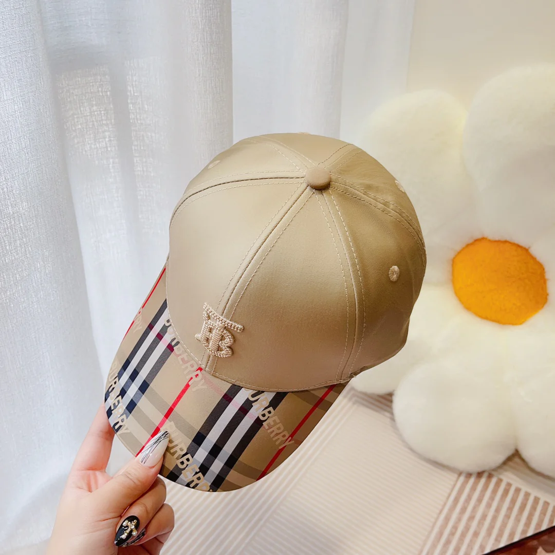 Новинка сезона весна/лето 2023 от Burberry - бейсболка TB в клетку.