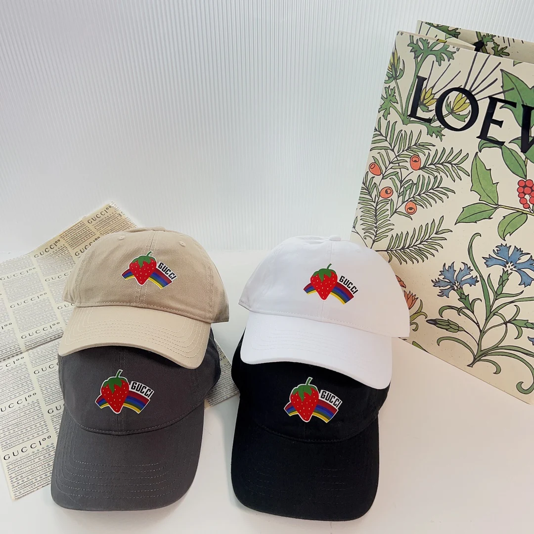 Бейсболка Gucci с клубничным принтом