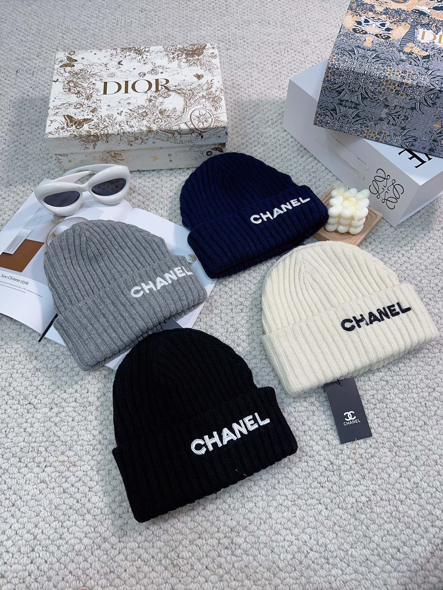 Новая вязаная кашемировая шерстяная шапка Chanel 2023 года с буквенным рисунком - серая.