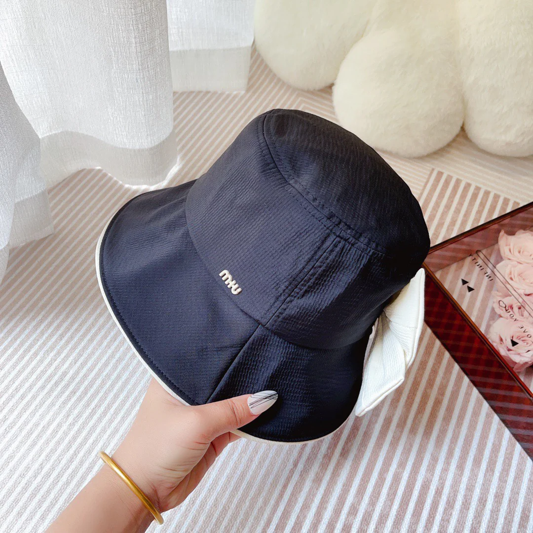 Новая летняя панама Miu Miu 2023 года с простым бантом - черная.