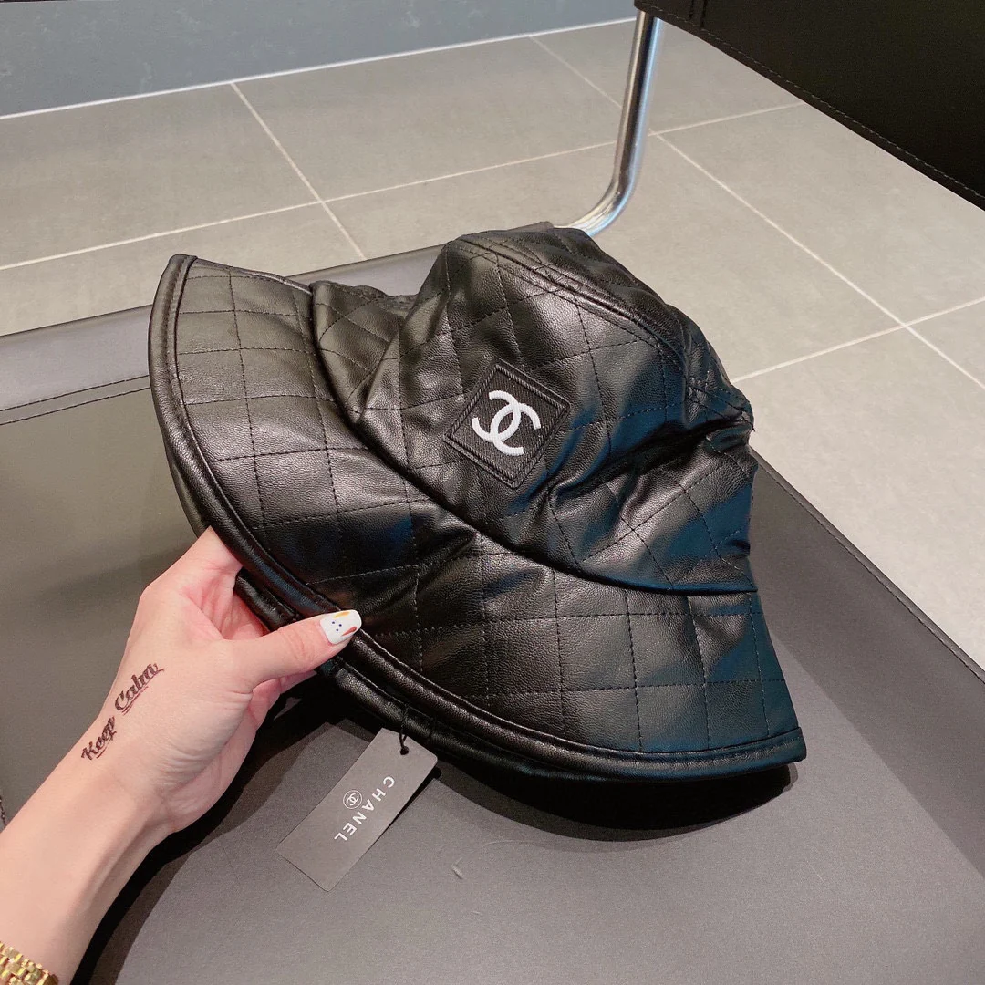 Рыбацкая шляпа Chanel из искусственной кожи - черная