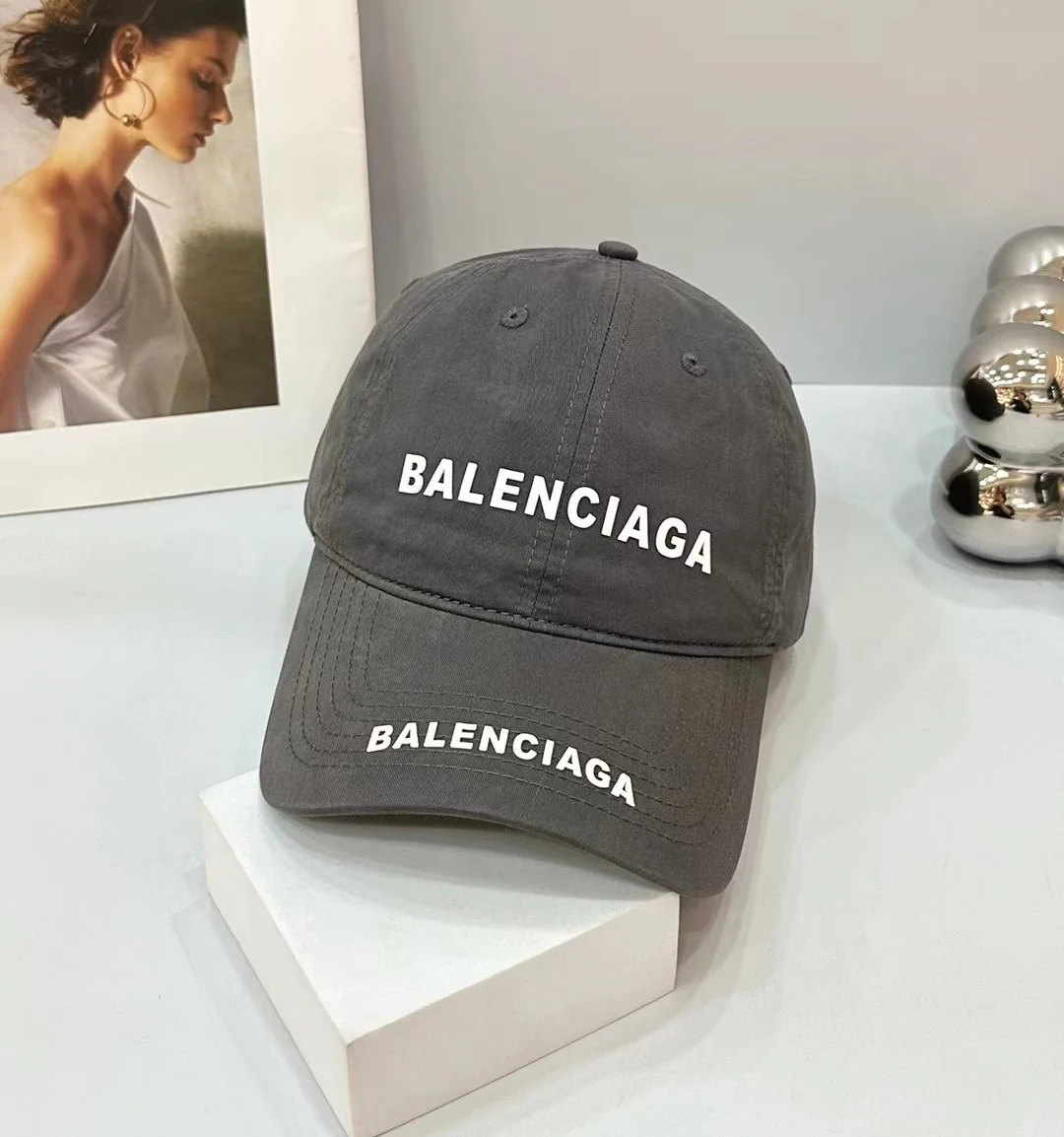 Новинка сезона весна/лето 2023 от Balenciaga - бейсболка в стиле ретро
