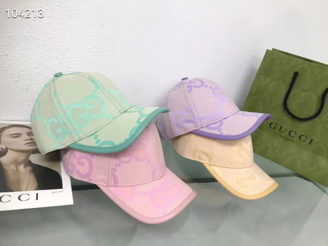 Новинка сезона весна/лето 2023 от Gucci - бейсболка с жаккардовым узором.