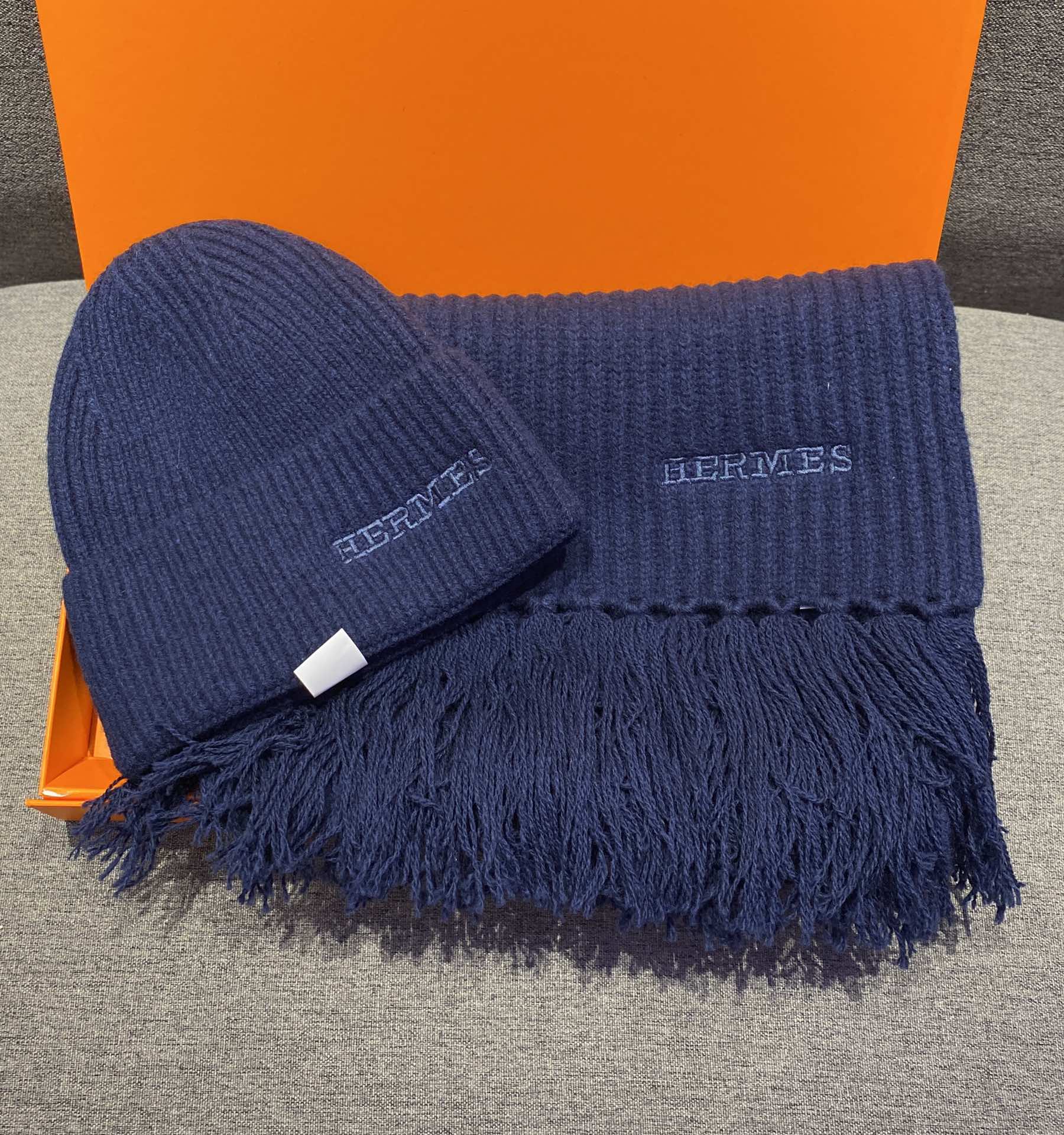 Вязаный кашемировый комплект Hermes с шапкой-бини - темно-синий