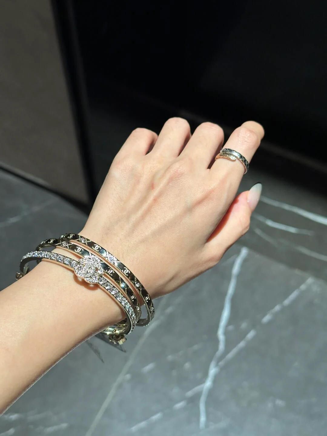 Браслет Chanel ?Три в одном? за 25 пенсов — множество вариантов ношения.