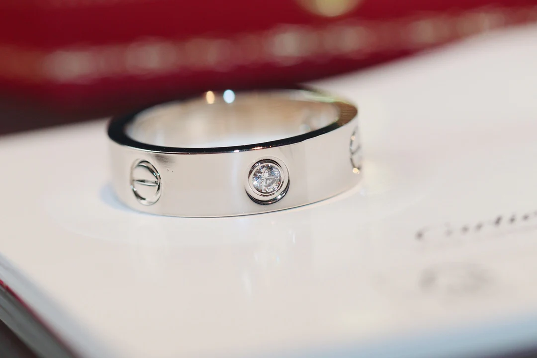 Широкое кольцо Cartier Love с 3 бриллиантами