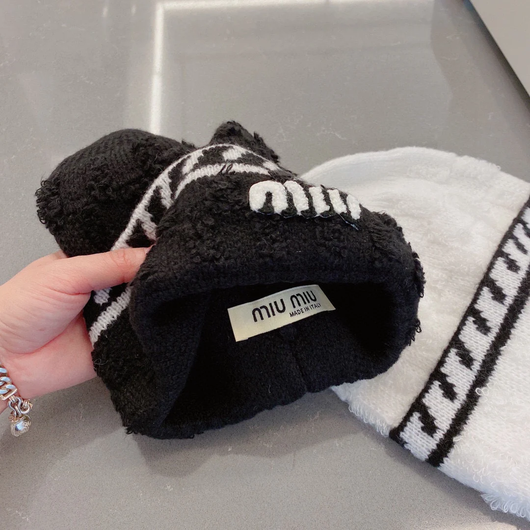 Новая вязаная шапка Miu Miu из коллекции осень/зима - черная.