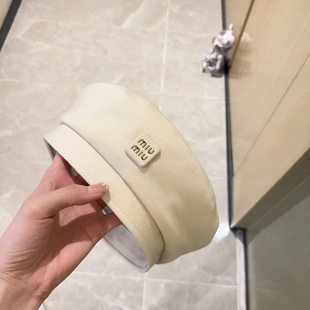 Новая простая шерстяная беретка Miu Miu 2023 года - белая.