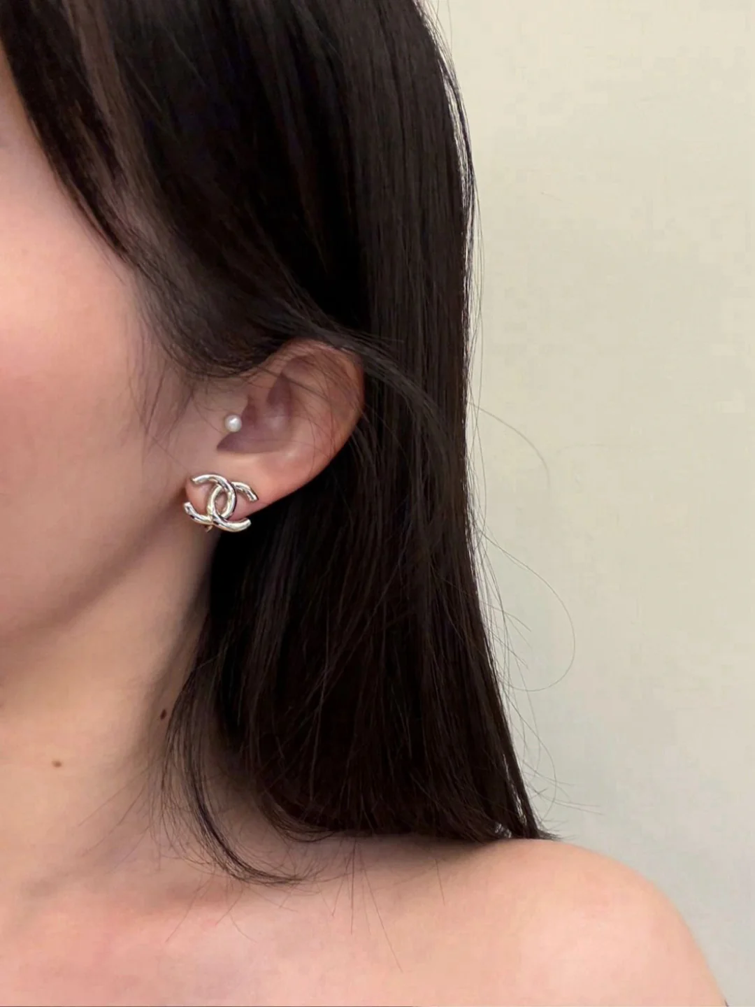 Серьги-клипсы Chanel 25 пенсов, глянцевые, с двойной буквой С.