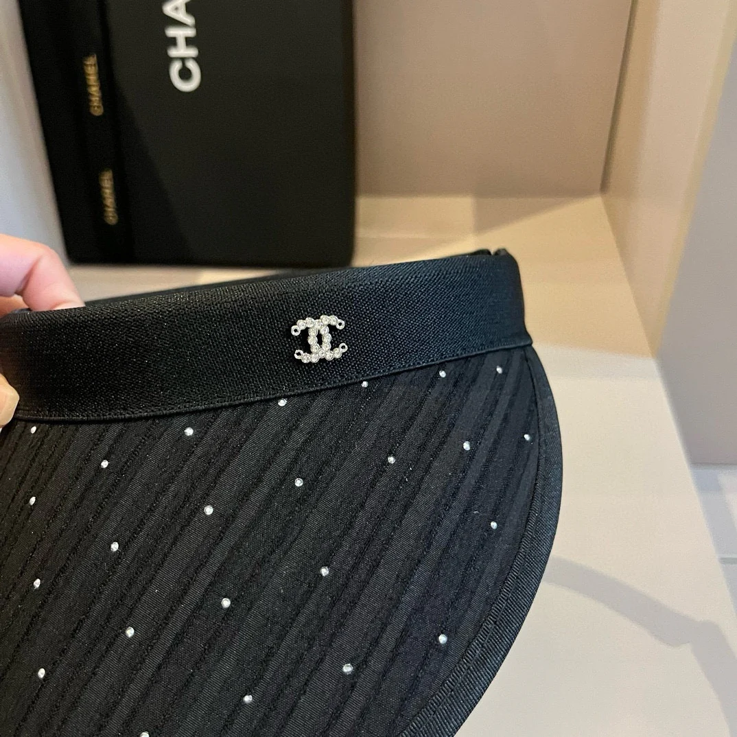 Минималистичная солнцезащитная шляпа Chanel с мелкими бриллиантами - черная