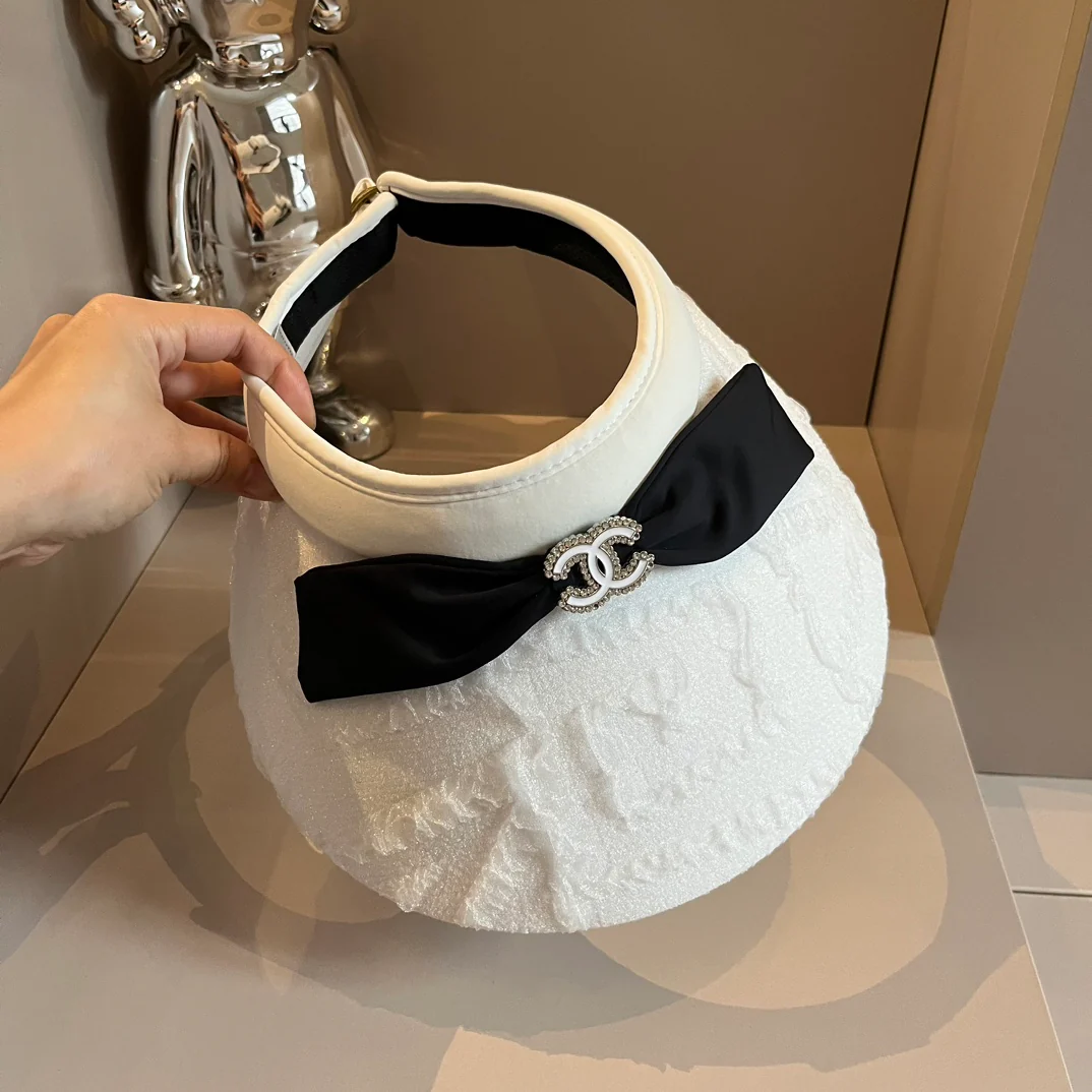 Солнцезащитная шляпа Chanel с кружевом и стразами - белая.