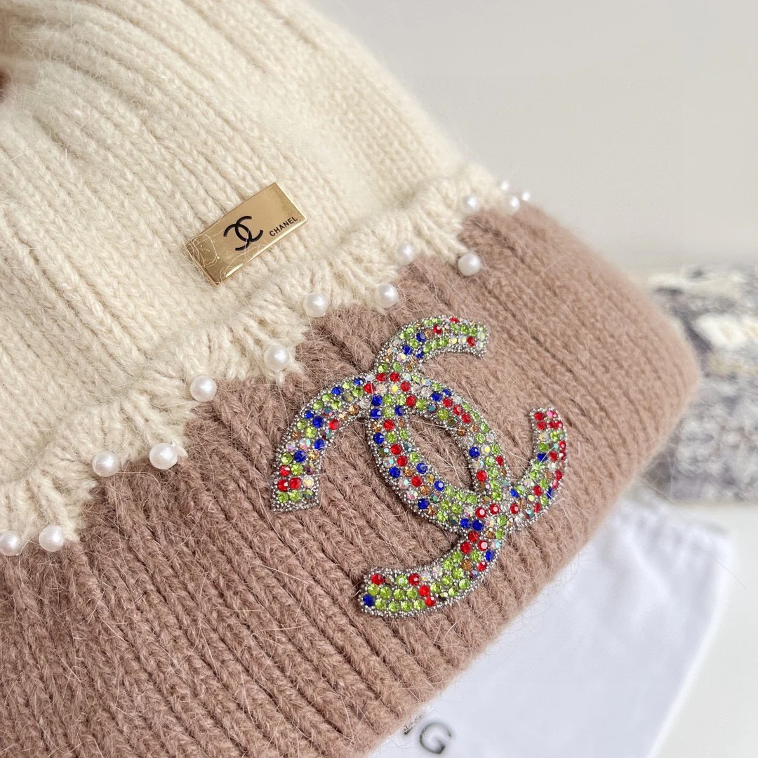 Chanel - Шапка с помпоном из кроличьего меха