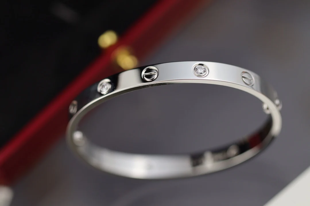 Широкий браслет Cartier Love из белого золота с 4 бриллиантами.