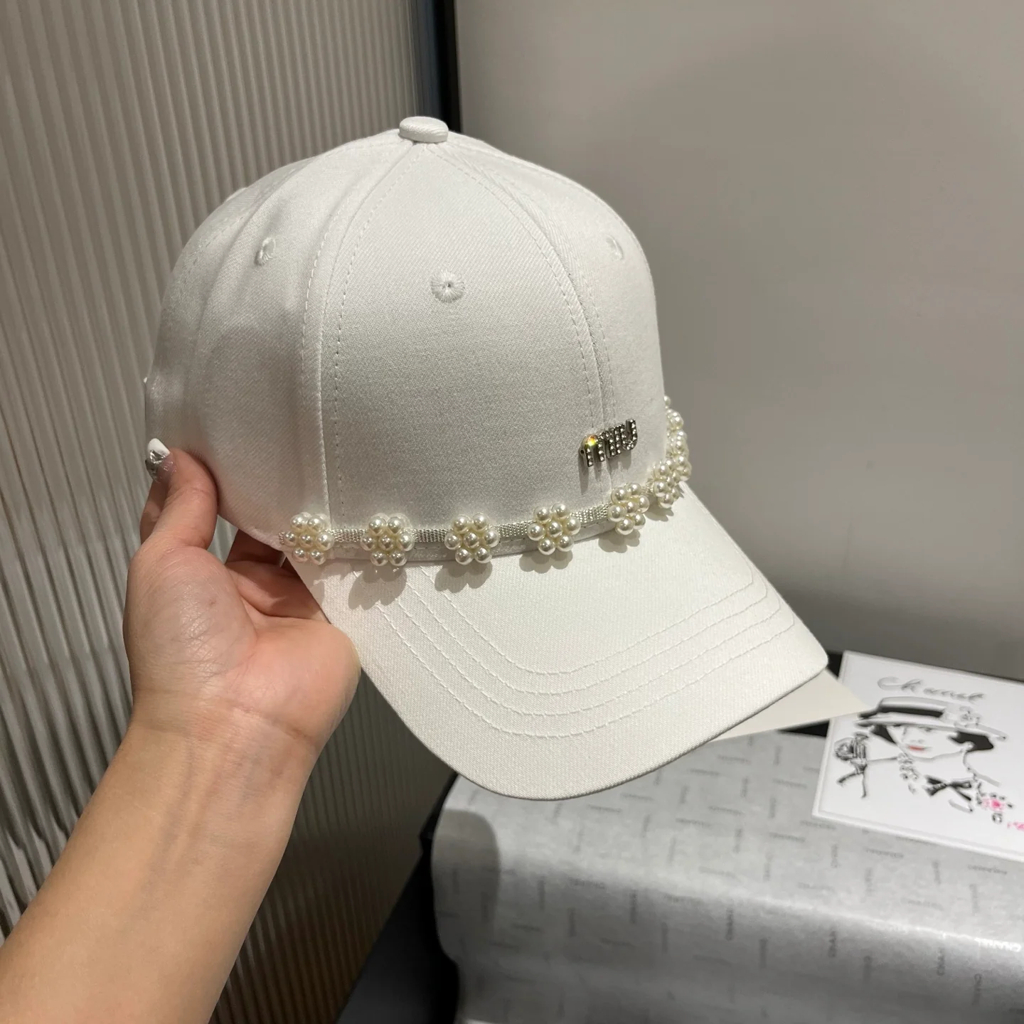 Бейсболка Miu Miu с жемчужным козырьком - белая