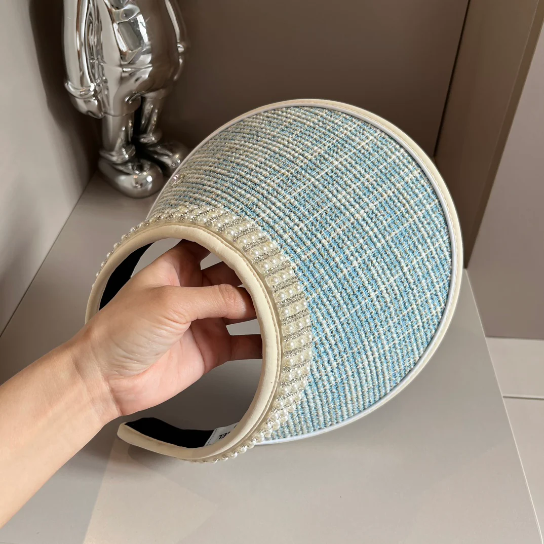 Солнцезащитная шляпа Chanel, украшенная жемчугом, синяя.