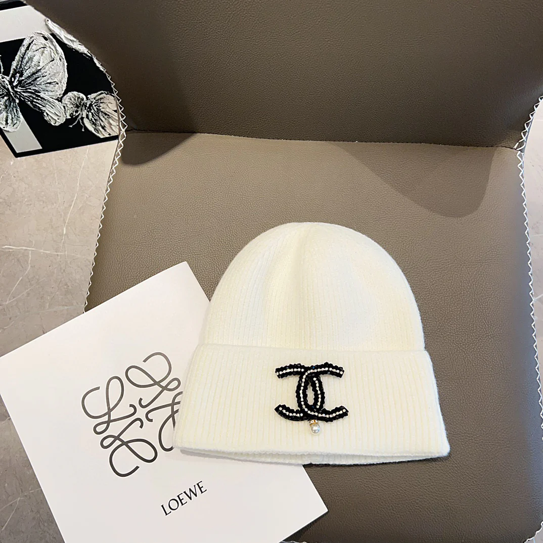 Вязаная шапка Chanel с вышивкой - белая