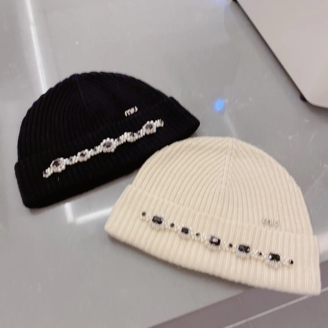 Miu Miu - Маленькая меховая шапочка с жемчужным рисунком - Белая