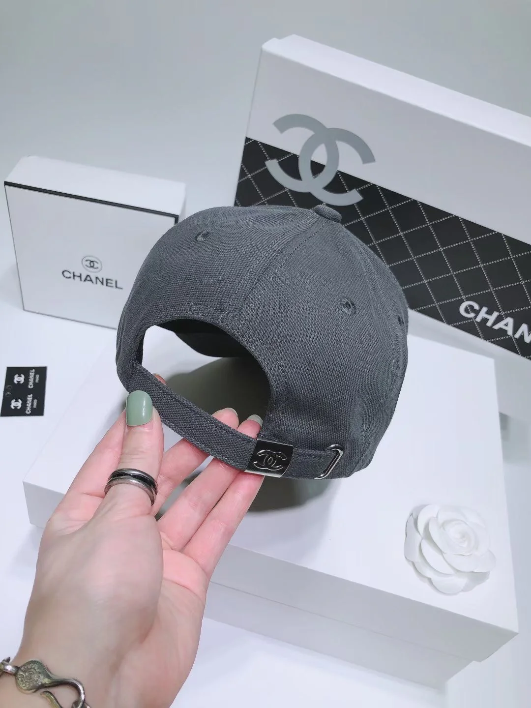 Новинка 2022 года от Chanel - кепка-?утиный клюв? - 4