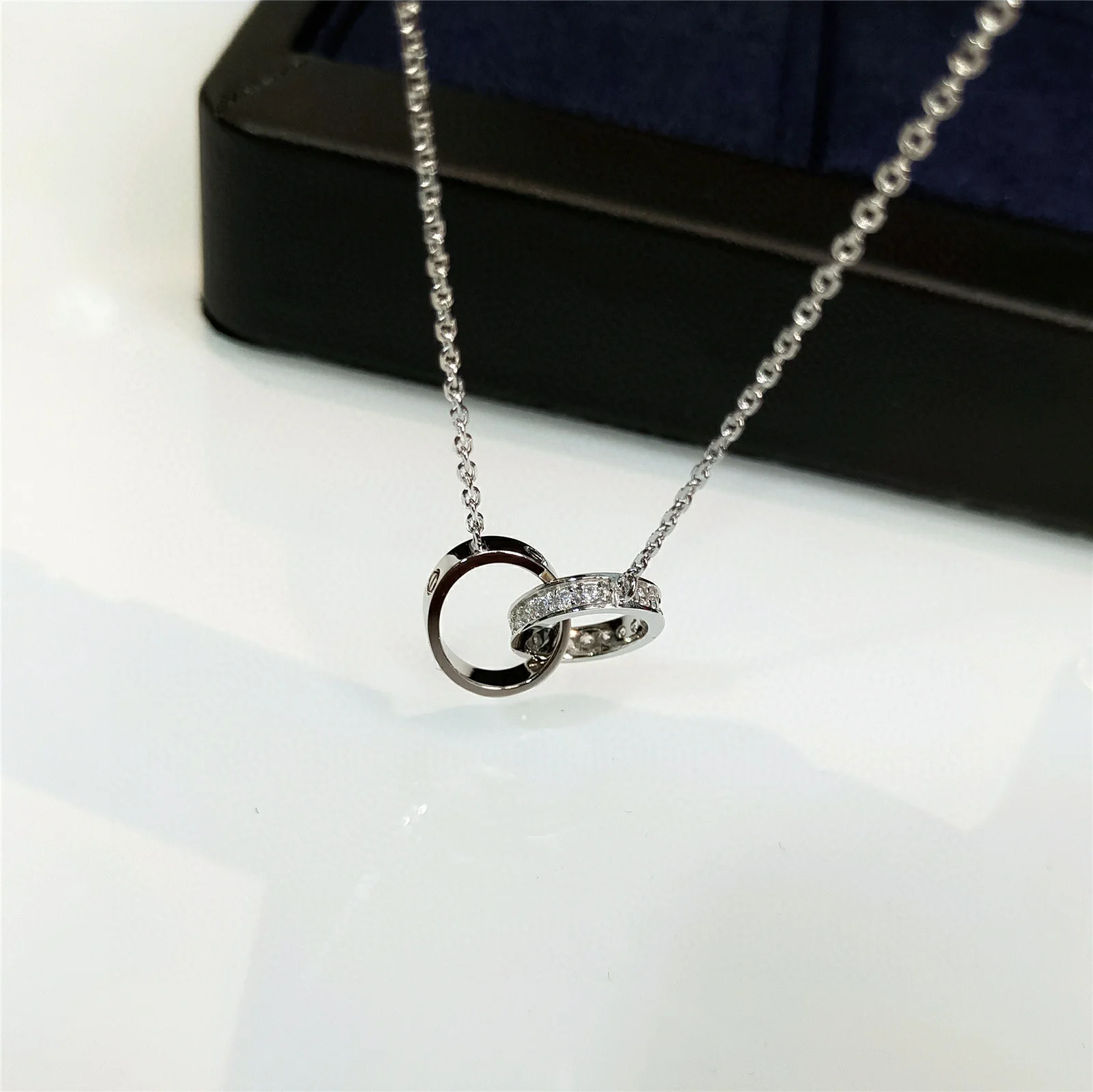 Колье Cartier Love Double Ring с двумя кольцами - половина бриллианта