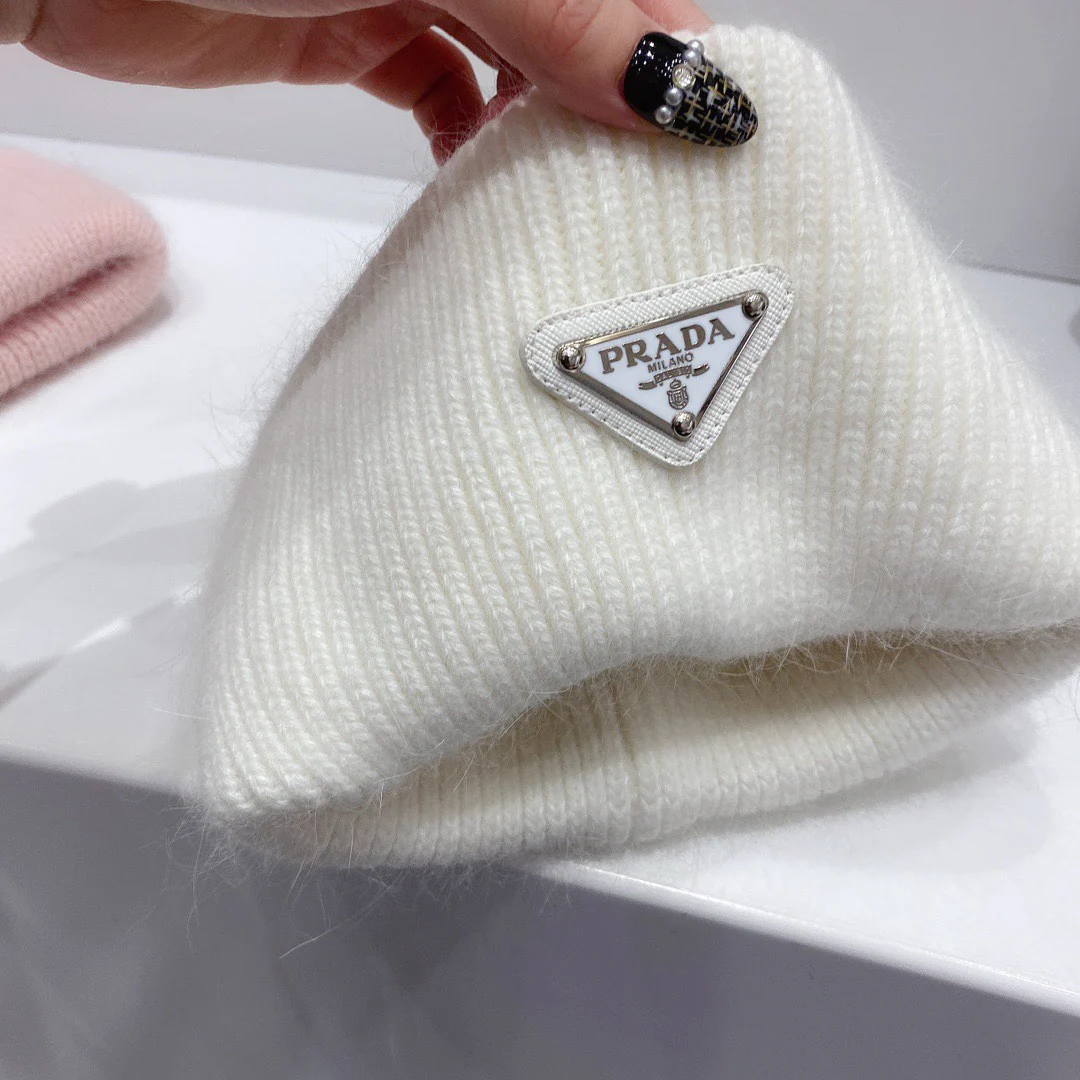 Вязаная шапка Prada из ангорского кроличьего меха и шерсти - белая.