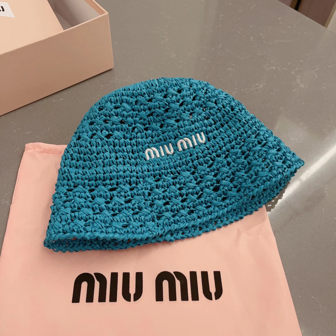 Новинка весны/лета Miu Miu 2023 — вязаная крючком рыбацкая шапка — синяя.