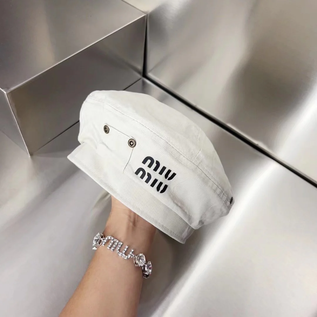 Новинки лета 2023 от Miu Miu: джинсовый берет, шляпа художника.