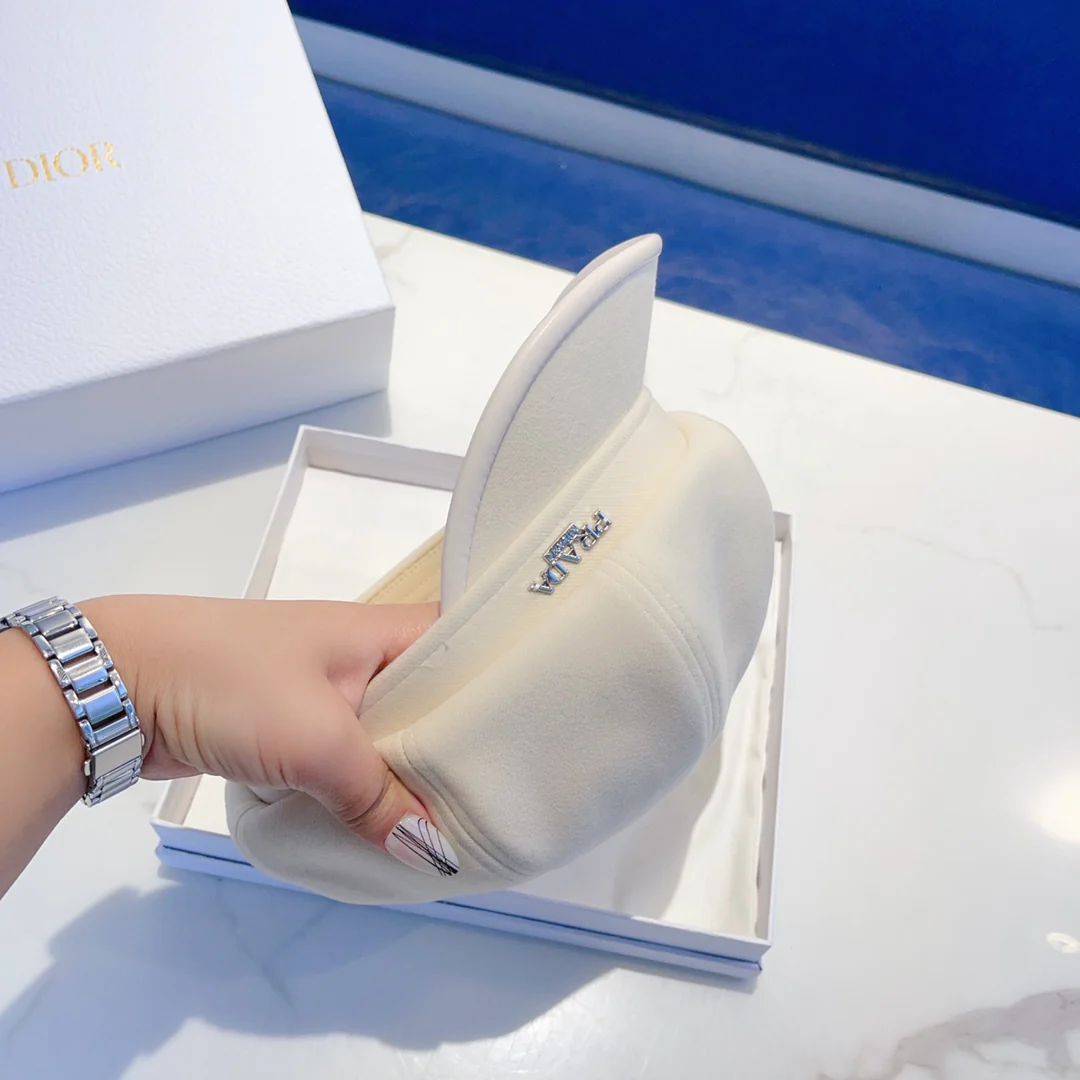 Prada - Берет с утиным клювом