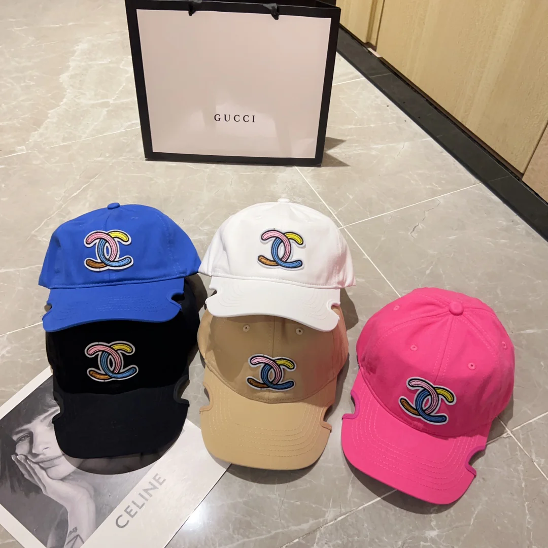 Новинка сезона весна/лето 2023 от Chanel - Бейсболка с неровным козырьком - Белая