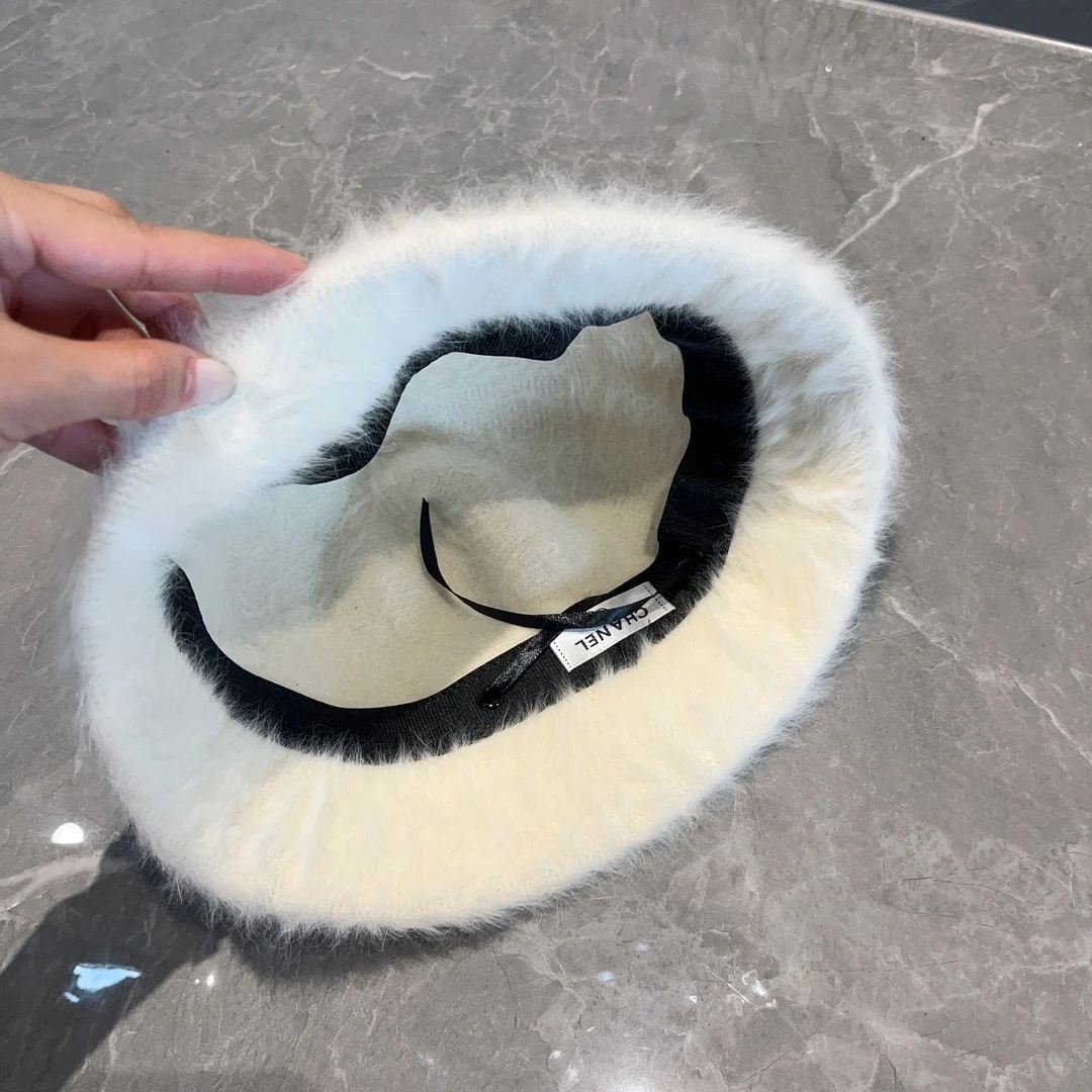 Chanel - Популярная маленькая меховая рыбацкая шляпа с двойной буквой С - белая