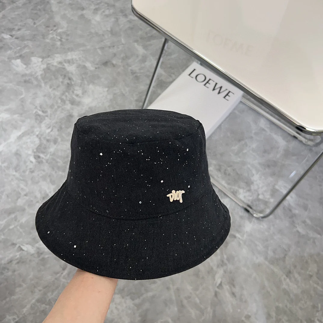 Новая простая солнцезащитная шляпа Dior 2024 года - черная.