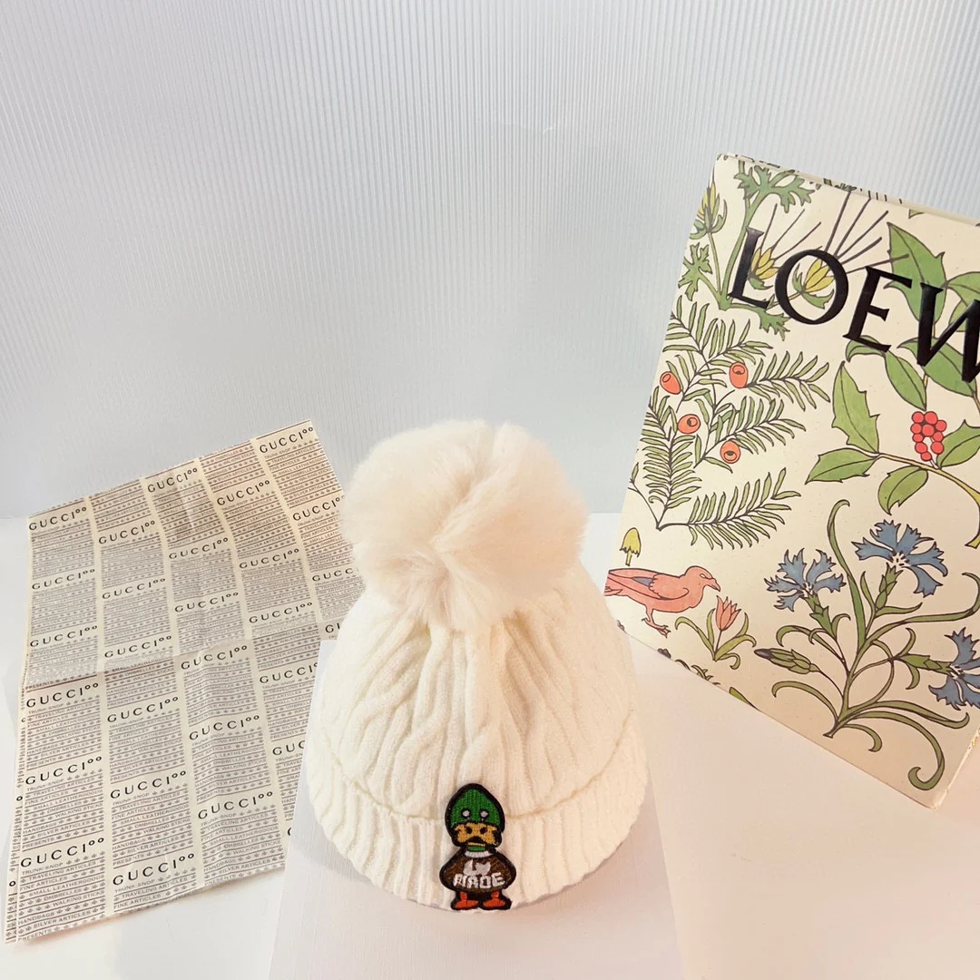 LV - Вязаная шапка-бини с помпоном в виде уточки - белая