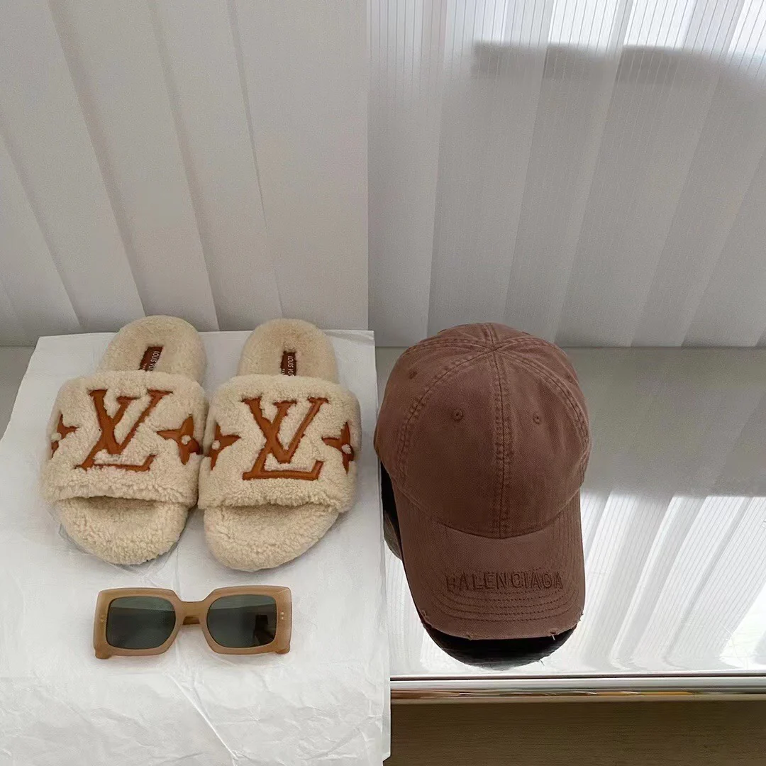 Бейсболка Balenciaga с вышивкой - коричневая