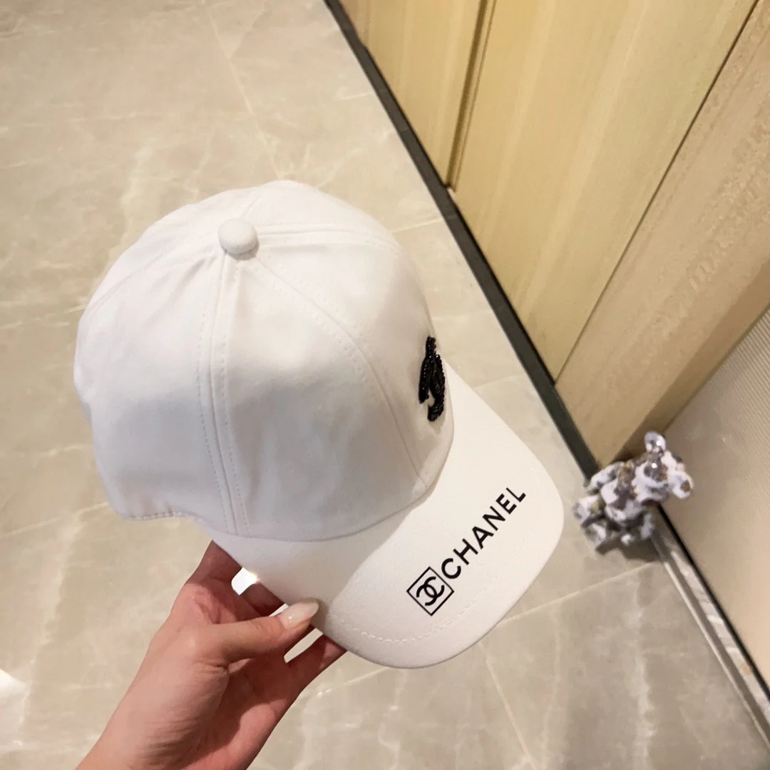 Новинка сезона весна/лето 2023 от Chanel - бейсболка с вышивкой - белая.