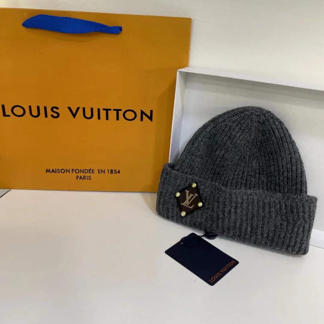 Разноцветная вязаная шапка LV