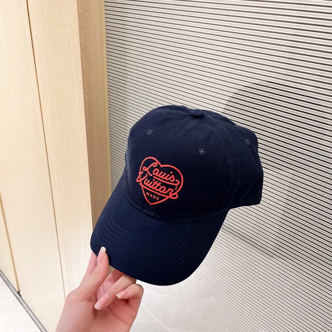 Бейсболка LV с логотипом в виде сердца - 3