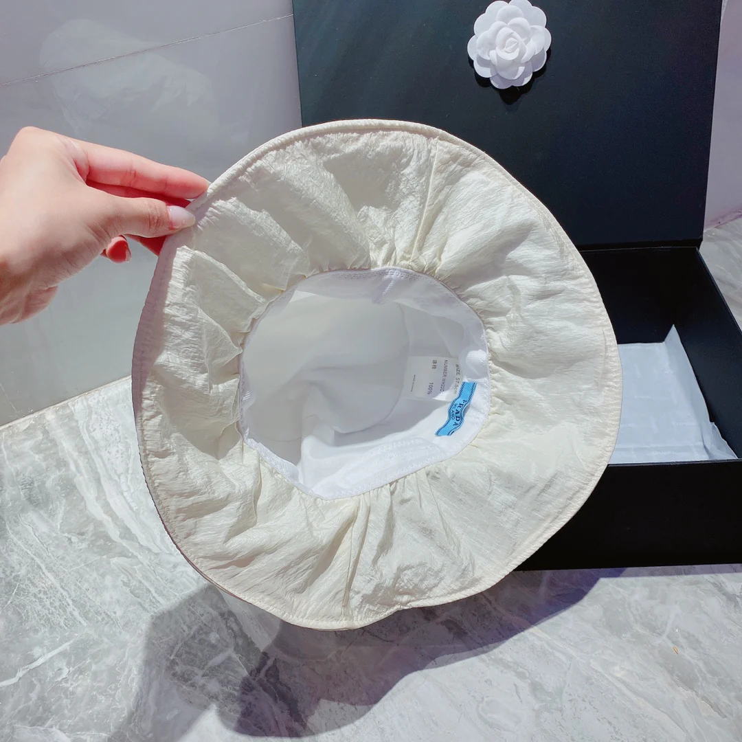 Солнцезащитная шляпа Prada из органзы — легкая и дышащая.