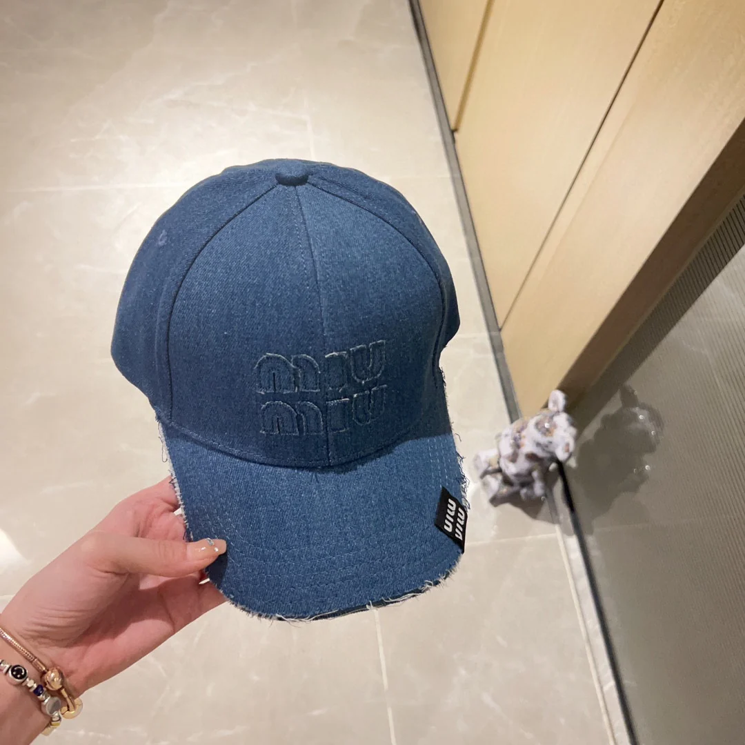 Новая джинсовая бейсболка Miu Miu 2023 в стиле бутика с бахромой — синяя.