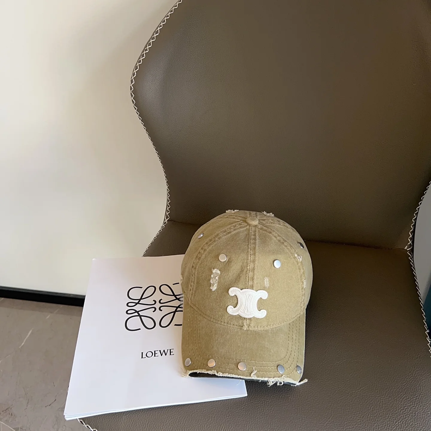 Бейсболка Celine 2025 New Studded Rivet Brushed Baseball Cap - оливково-зеленая