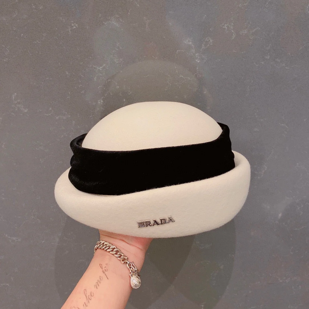 Шерстяная шапка Prada - белая