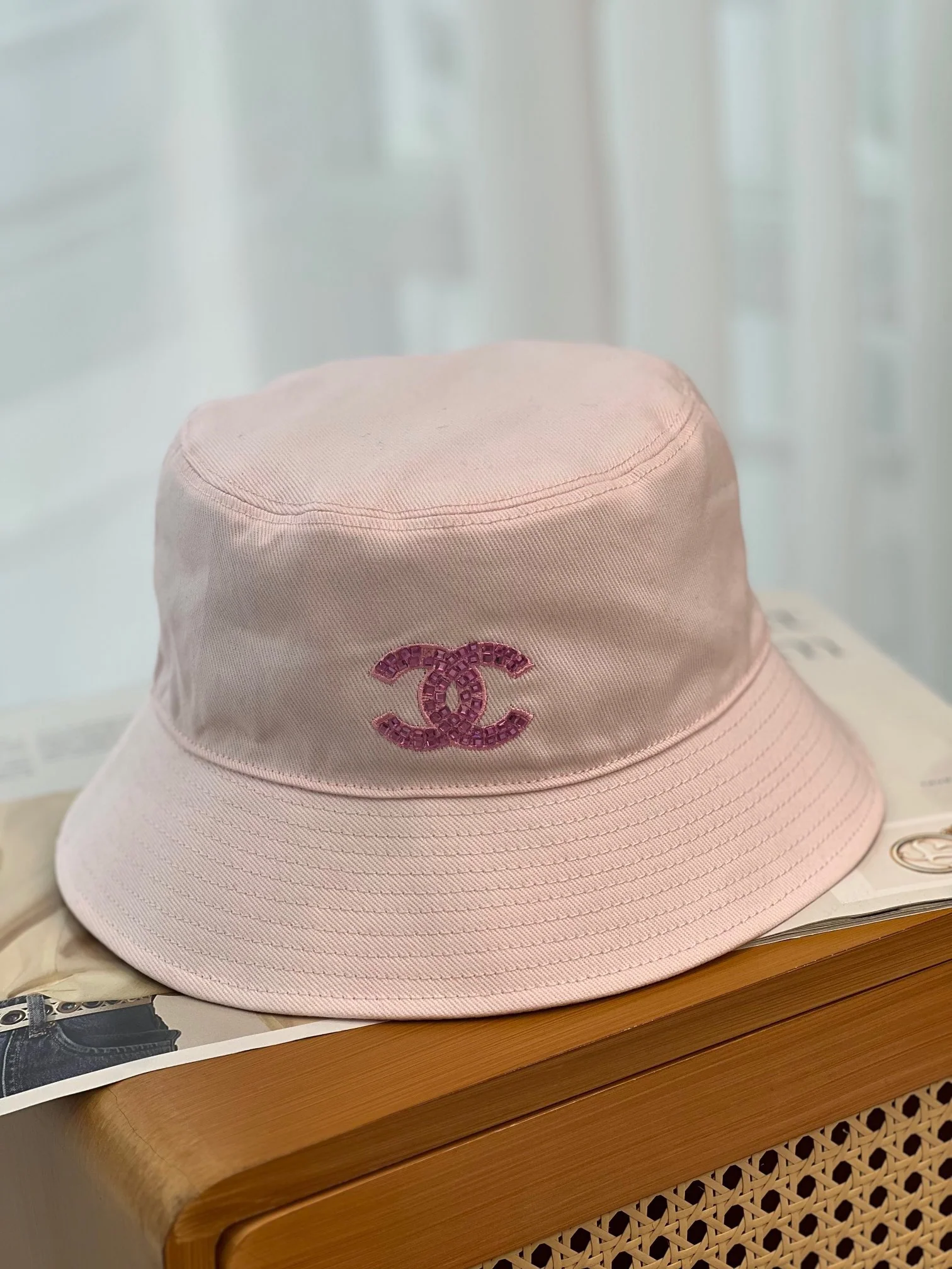 Chanel - Рыбацкая шляпа ручной работы, расшитая пайетками - Розовая