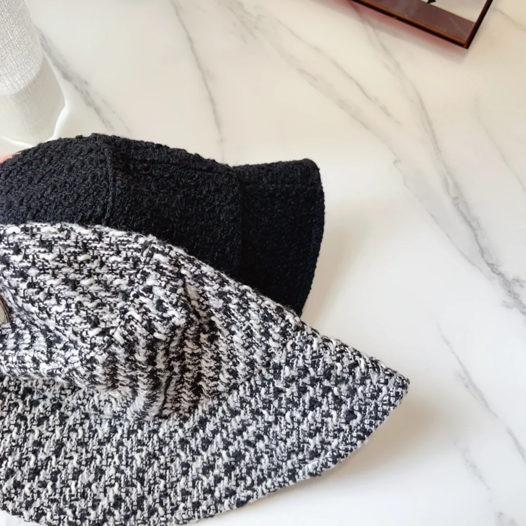 Chanel - Новая модель новой коллекции: шерстяная клетчатая рыбацкая шляпа крупной вязки - черная.