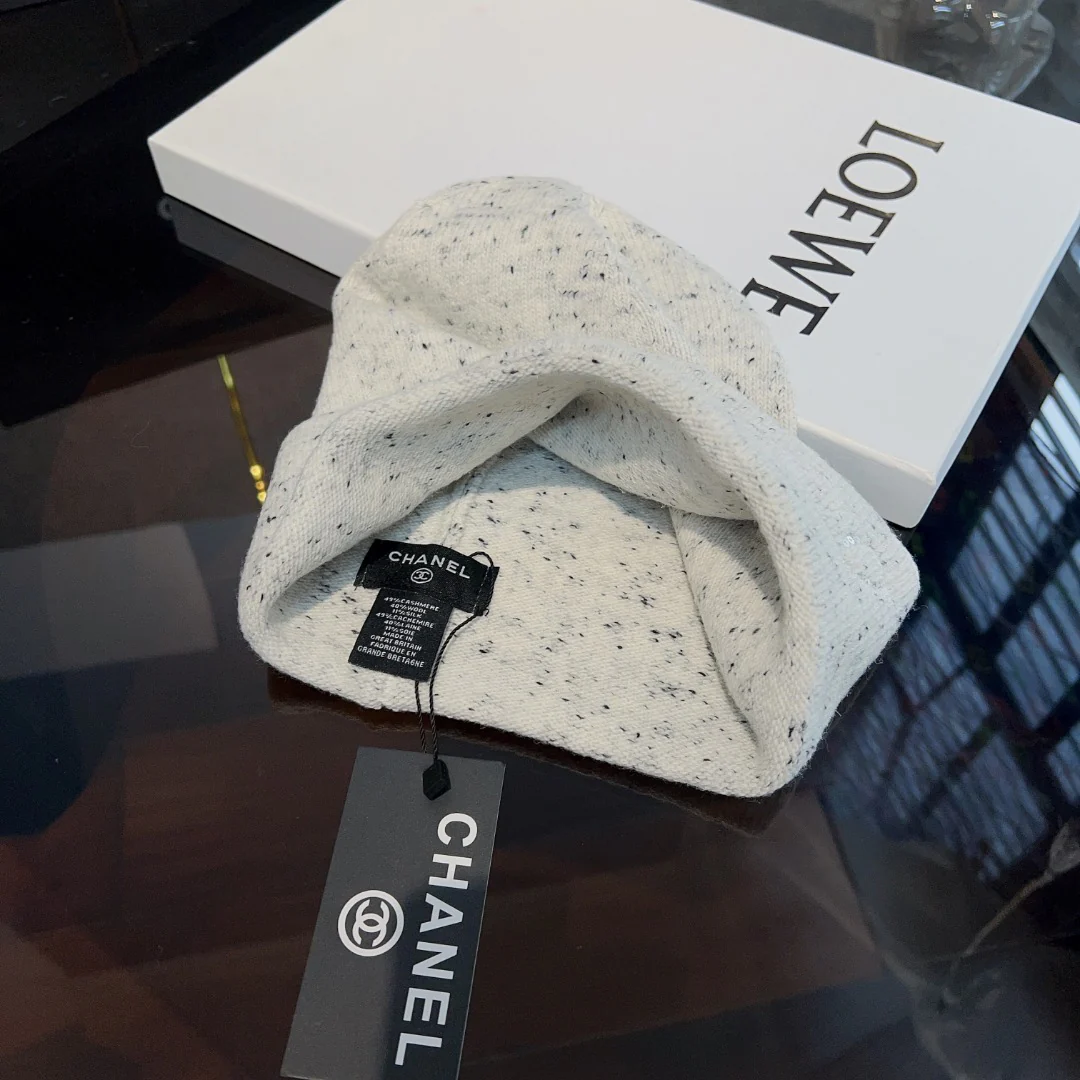 Chanel - Новая вязаная шапка в горошек - Белая