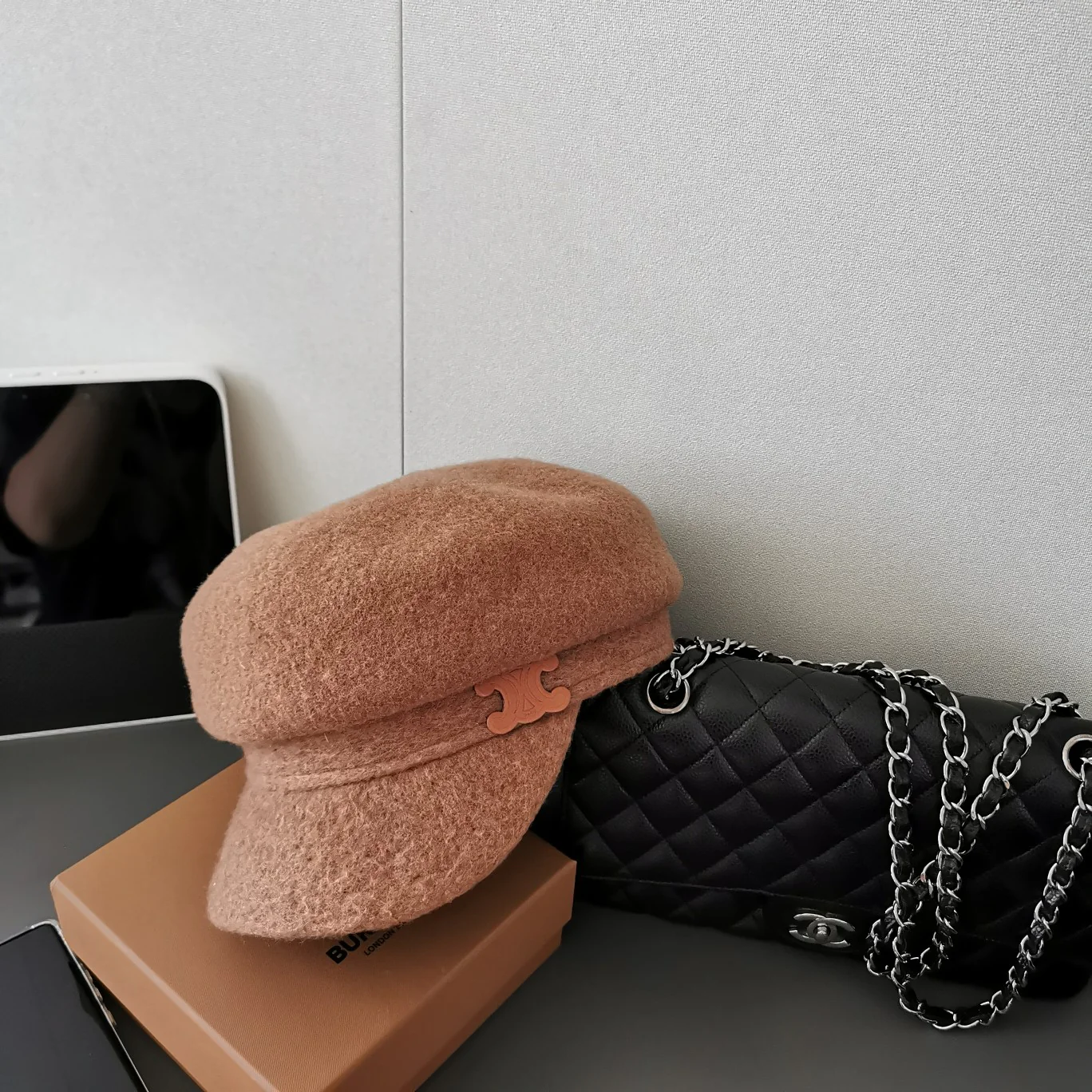 Кашемировый берет Celine с утиным клювом