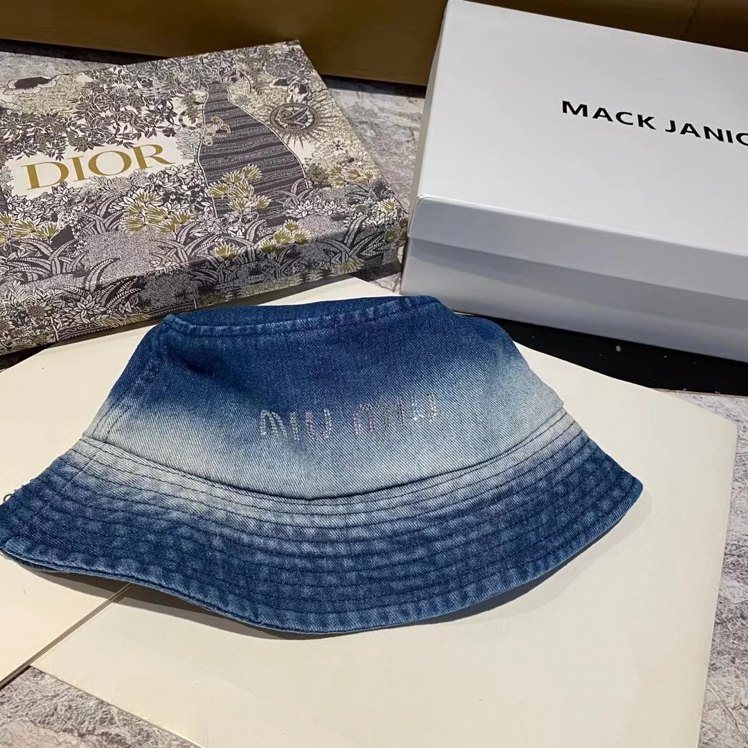 Новинка весны/лета Miu Miu 2023 — панама из джинсовой ткани с лоскутным узором.