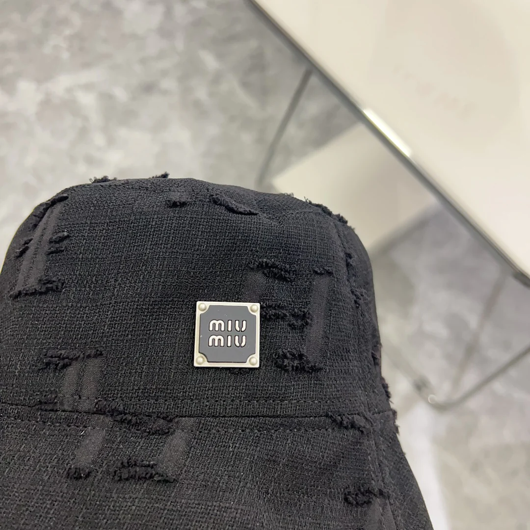 Новая минималистичная панама Miu Miu 2024 года с рваными элементами — черная.