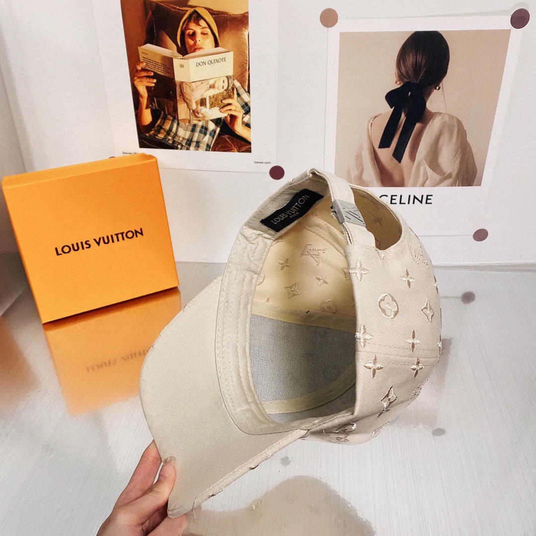 Рыбацкая шляпа LV 2022 с вышитым по всей поверхности монограммом — такая же, как в бутиках.