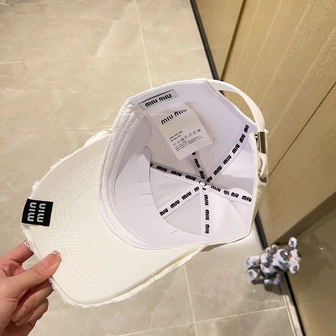 Новая бейсболка Miu Miu 2023 с вышивкой и рваными элементами - белая.