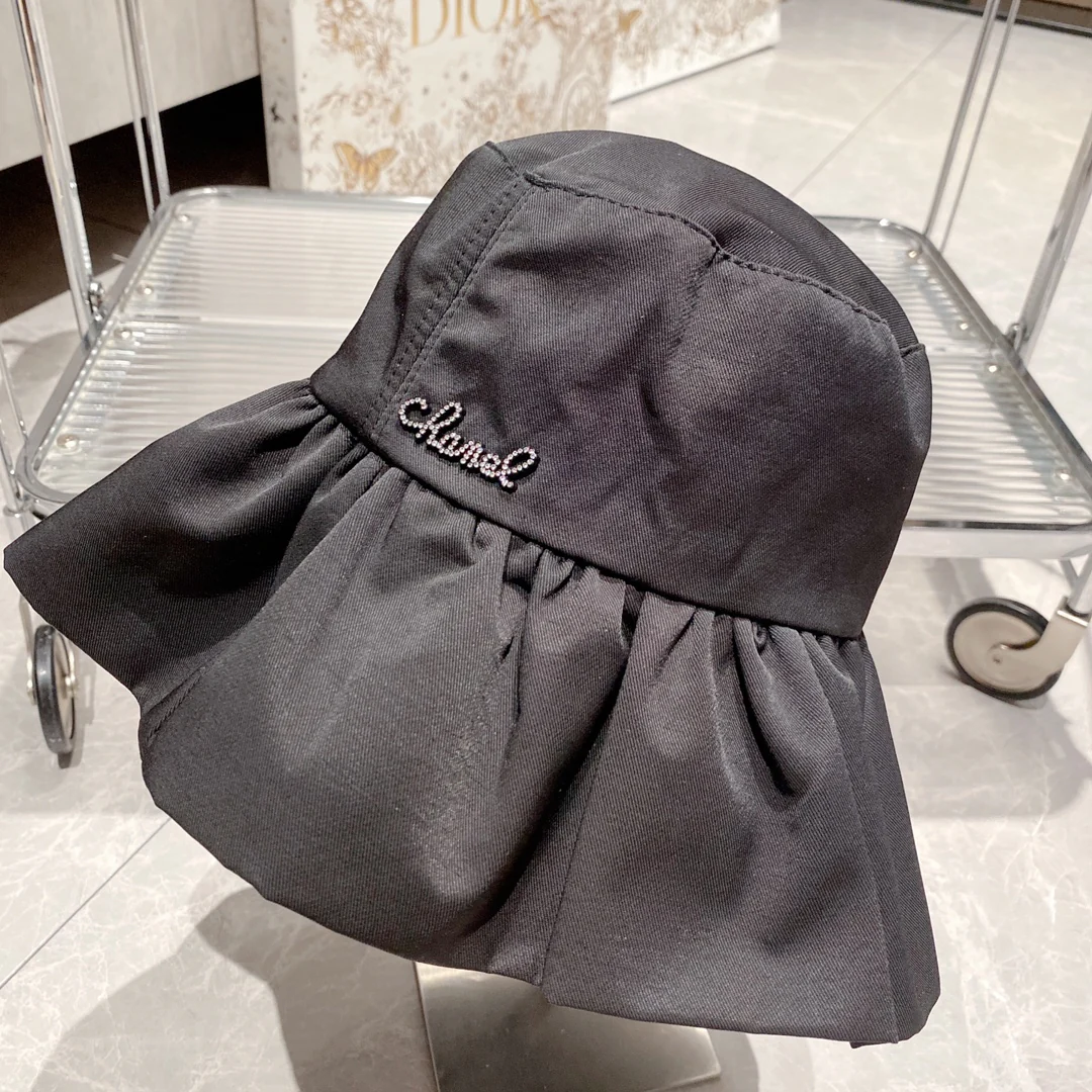 Новинка весенне-осенней коллекции Chanel 2023 — широкополая рыбацкая шляпа.